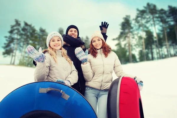 Group of smiling friends with snow tubes — Stock Photo, Image