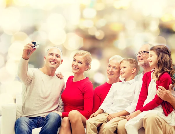 Usmívající se rodina s fotoaparátem — Stock fotografie