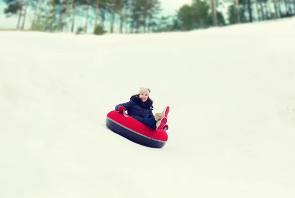 Щаслива дівчина-підліток ковзає по сніговій трубі — стокове фото