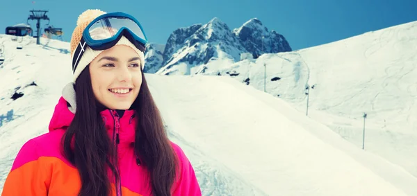 Feliz joven mujer en gafas de esquí sobre las montañas — Foto de Stock