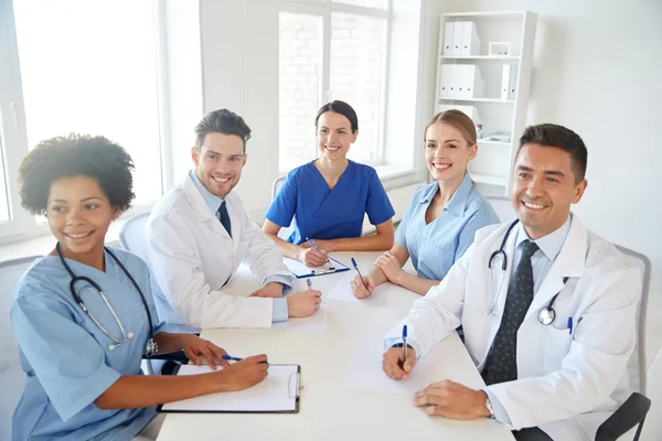 Groupe de médecins heureux réunion au bureau de l'hôpital — Photo