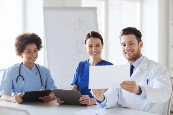 Groep van gelukkig artsen ontmoeting bij ziekenhuis kantoor — Stockfoto