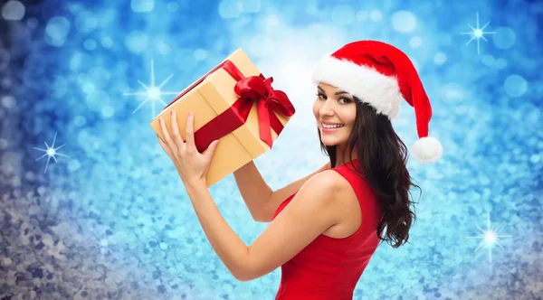 美丽性感的女人，在圣诞老人的帽子与礼品盒 — 图库照片