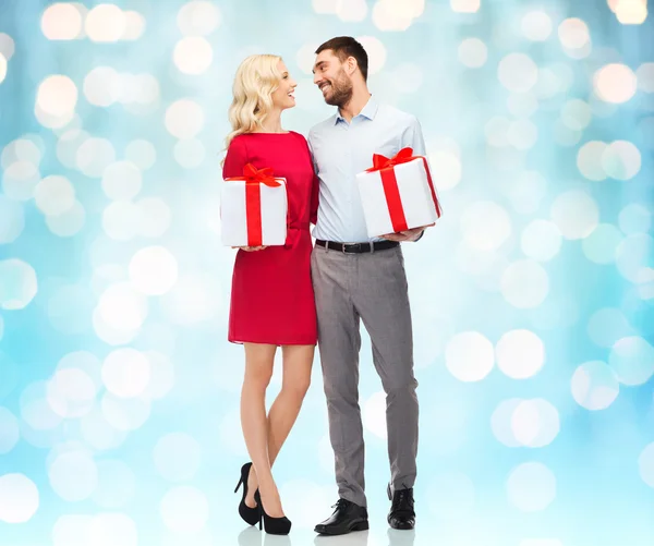 Glückliches Paar mit Geschenkschachteln — Stockfoto