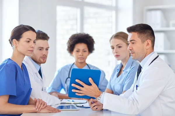 Group of happy doctors meeting at hospital office — Stock Photo, Image