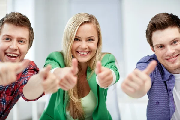 Grupo de estudiantes felices mostrando pulgares hacia arriba — Foto de Stock