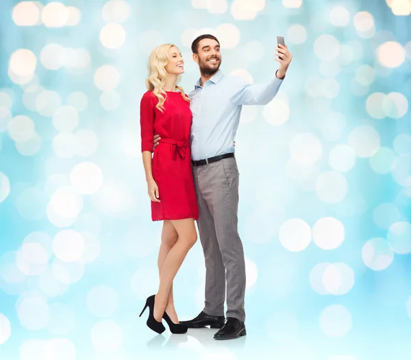 Glückliches Paar macht Selfie mit Smartphone — Stockfoto