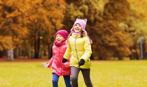 Gruppe fröhlicher kleiner Mädchen rennt ins Freie — Stockfoto