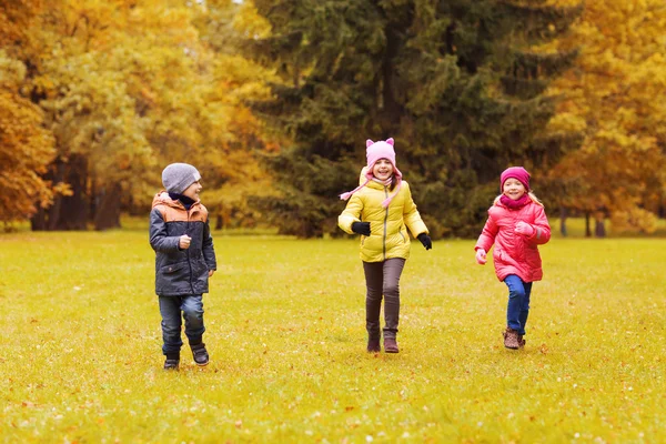 Gruppe fröhlicher kleiner Kinder, die im Freien laufen — Stockfoto