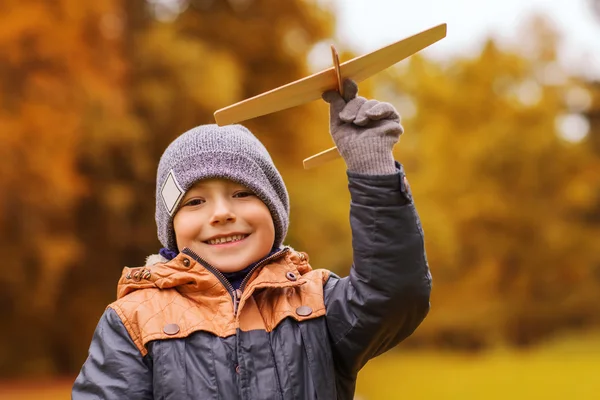 Feliz niño jugando con juguete avión al aire libre —  Fotos de Stock