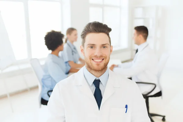 Médico feliz sobre el grupo de médicos en el hospital — Foto de Stock