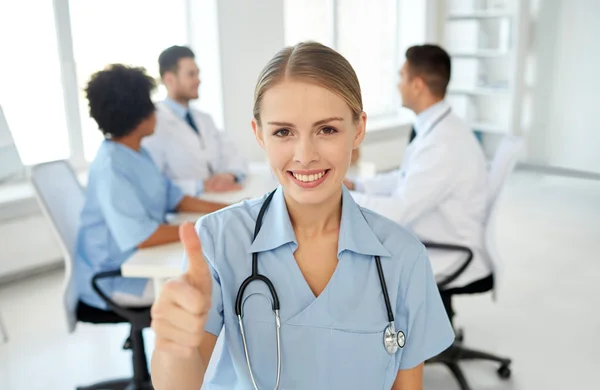 Médico feliz sobre el grupo de médicos en el hospital — Foto de Stock