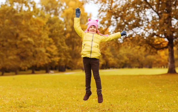 Happy little girl jumping outdoors — Stockfoto