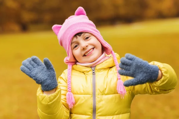 Feliz linda menina acenando as mãos ao ar livre — Fotografia de Stock