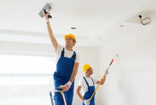 Gruppe von Bauarbeitern mit Werkzeug im Haus — Stockfoto