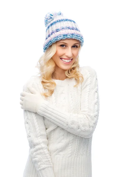 Giovane donna sorridente in cappello invernale e maglione — Foto Stock