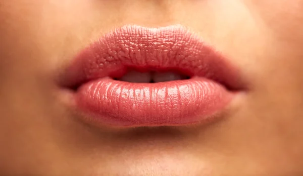 Genç kadının dudakları yakın çekim — Stok fotoğraf