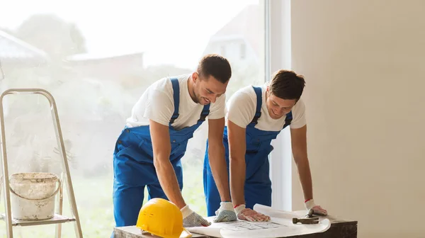 Grupo de constructores con plano — Foto de Stock