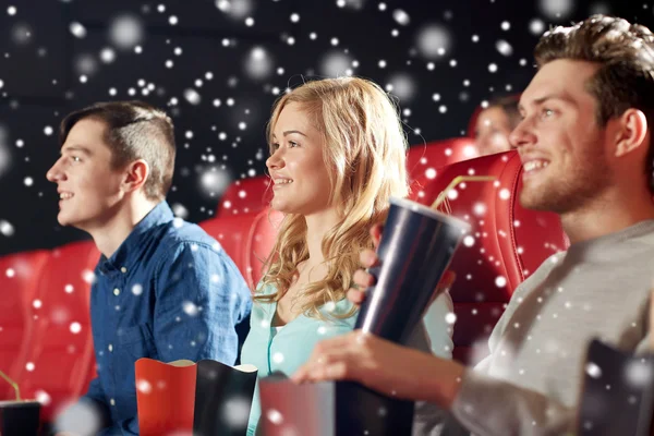 Amigos felices con palomitas de maíz y bebidas en el cine — Foto de Stock