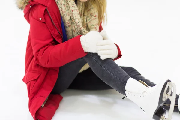 Young woman with knee trauma on skating rink — Φωτογραφία Αρχείου