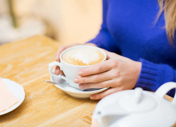 Primo piano della donna con tazza di caffè al caffè — Foto Stock