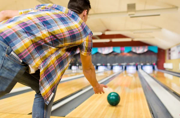 Mann wirft Ball in Kegelclub aus nächster Nähe — Stockfoto