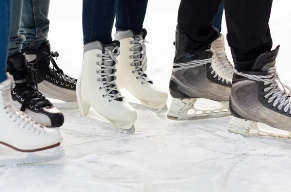 Close up de pernas em patins na pista de patinação — Fotografia de Stock