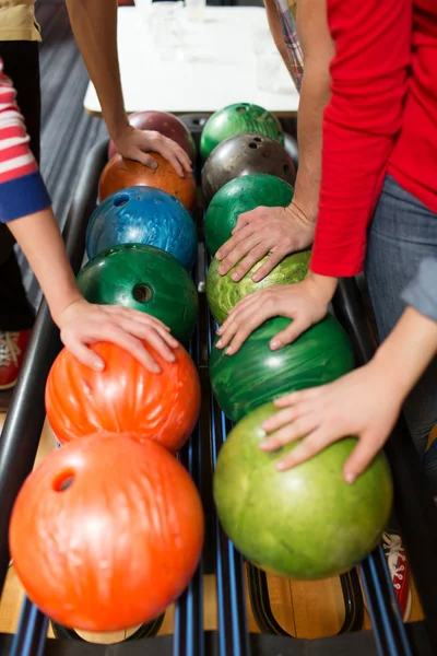 Players hands and ball return system in bowling — Zdjęcie stockowe