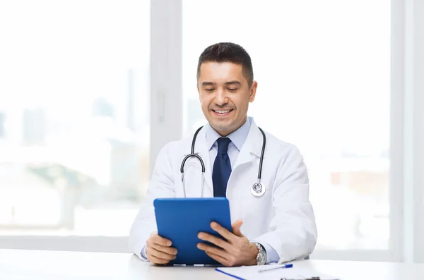 Médecin masculin souriant en manteau blanc avec comprimé pc — Photo