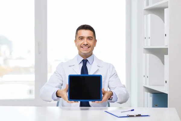 Sorridente medico di sesso maschile che mostra tablet pc schermo vuoto — Foto Stock