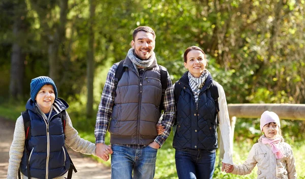 Lycklig familj med ryggsäckar vandring — Stockfoto