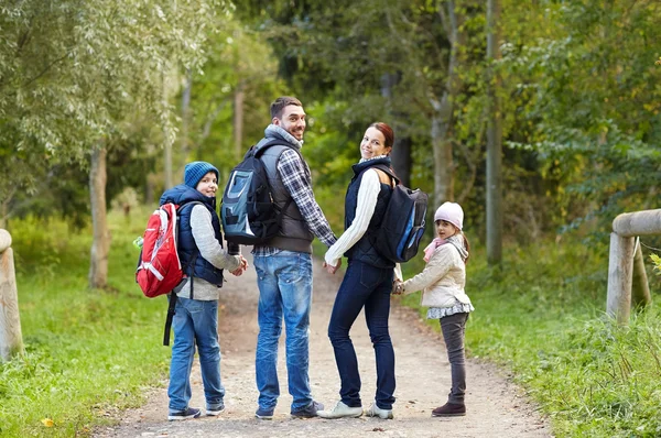 Família feliz com mochilas caminhadas caminhadas — Fotografia de Stock