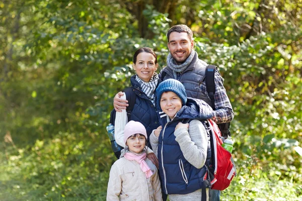 Lycklig familj med ryggsäckar vandring — Stockfoto