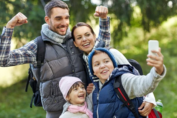 Family taking selfie with smartphone in woods — Stock Photo, Image