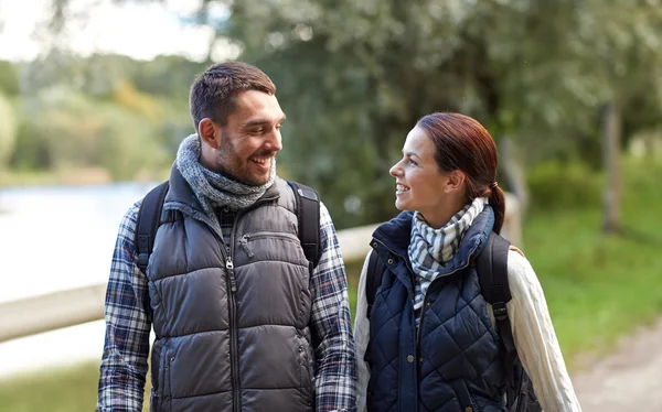 Wandelen met rugzakken in bos en gelukkige familie — Stockfoto