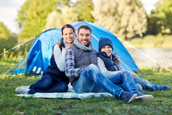 Happy family with tent at camp site — Stock Photo, Image