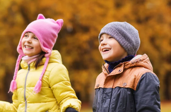 Grupo de crianças felizes no parque de outono — Fotografia de Stock