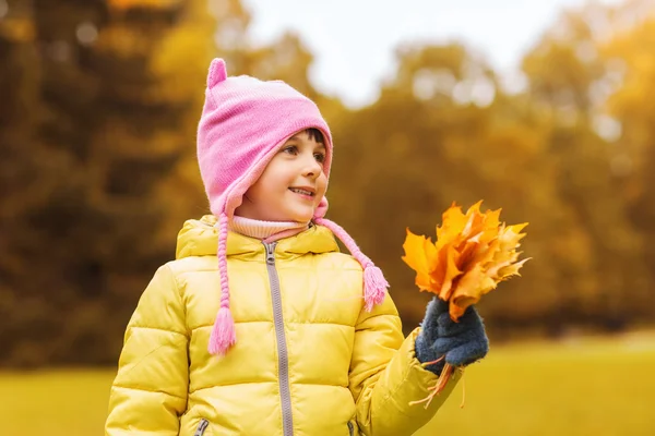 Feliz hermosa niña retrato al aire libre — Foto de Stock