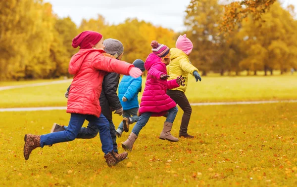 Grupa szczęśliwy mało dzieci biegają na zewnątrz — Zdjęcie stockowe