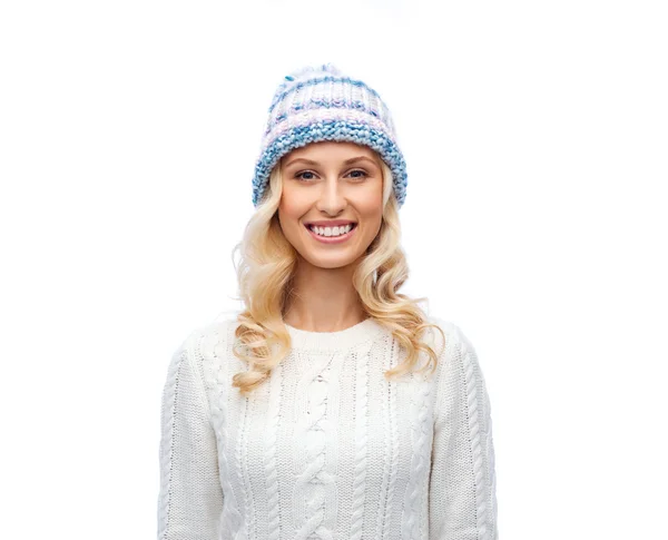 Усміхнена молода жінка в зимовому капелюсі і светрі — стокове фото