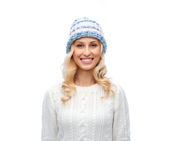 Giovane donna sorridente in cappello invernale e maglione — Foto Stock