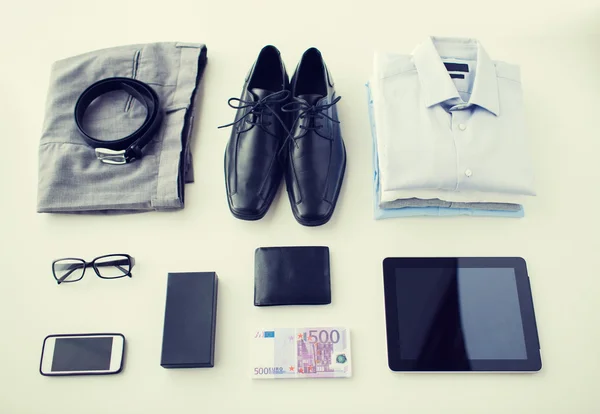 Primo piano di abiti formali e cose personali — Foto Stock