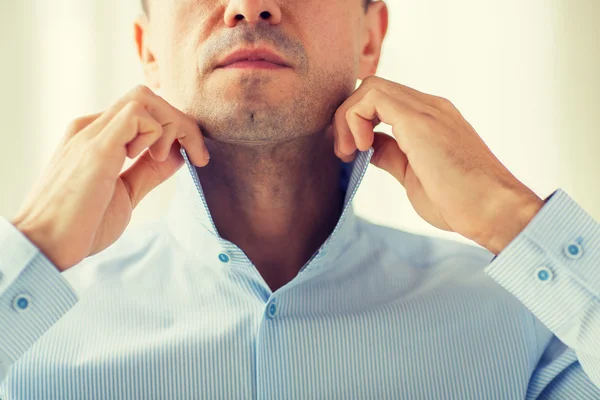 Primer plano del hombre en camisa de vestir —  Fotos de Stock