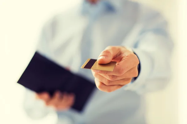 Close-up de homem segurando carteira e cartão de crédito — Fotografia de Stock