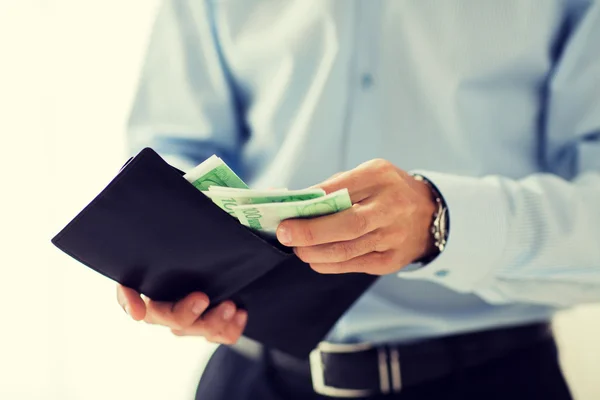 Nahaufnahme von Händchen von Geschäftsleuten, die Geld halten — Stockfoto