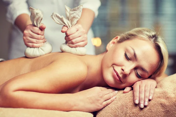 Primo piano della donna sdraiata sul lettino da massaggio nel centro benessere — Foto Stock