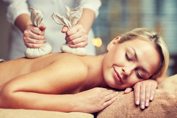 Närbild på kvinna ligga på massagebänk i spa — Stockfoto