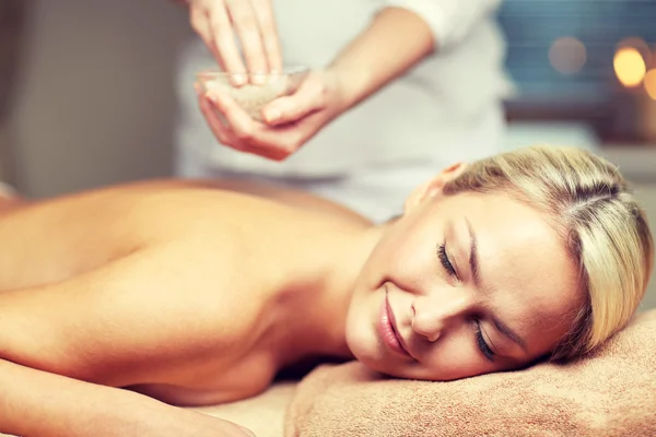 Close up de mulher deitada e tendo massagem no spa — Fotografia de Stock