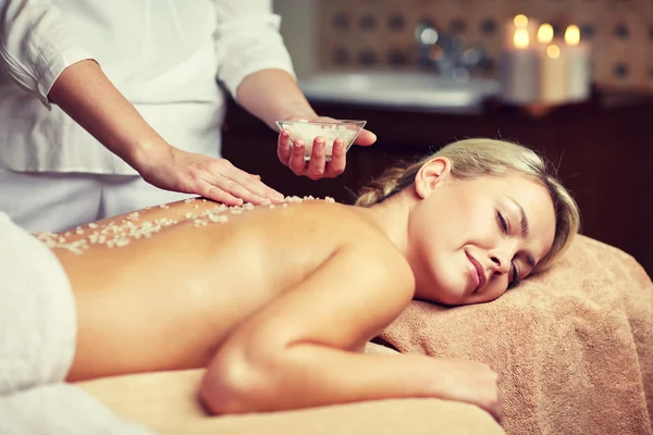 Zbliżenie kobiety leżącej i mającej masaż w spa — Zdjęcie stockowe