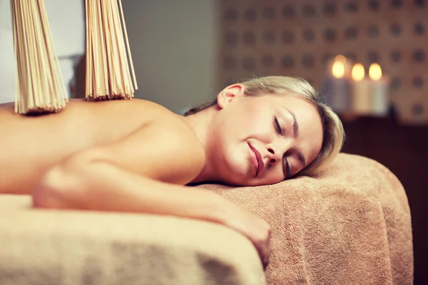 Close up de mulher fazendo massagem samurai no spa — Fotografia de Stock